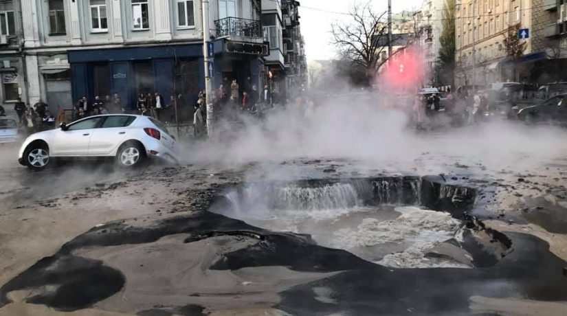 В центре Киева залило дорогу кипятком, в образовавшуюся яму провалились авто