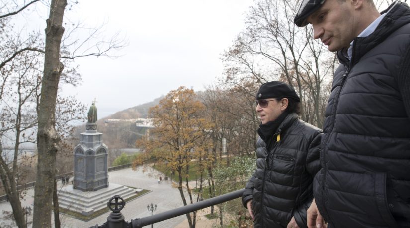 Вокалист Scorpions Клаус Майне прогулялся по Киеву с Кличко и спел для прохожих
