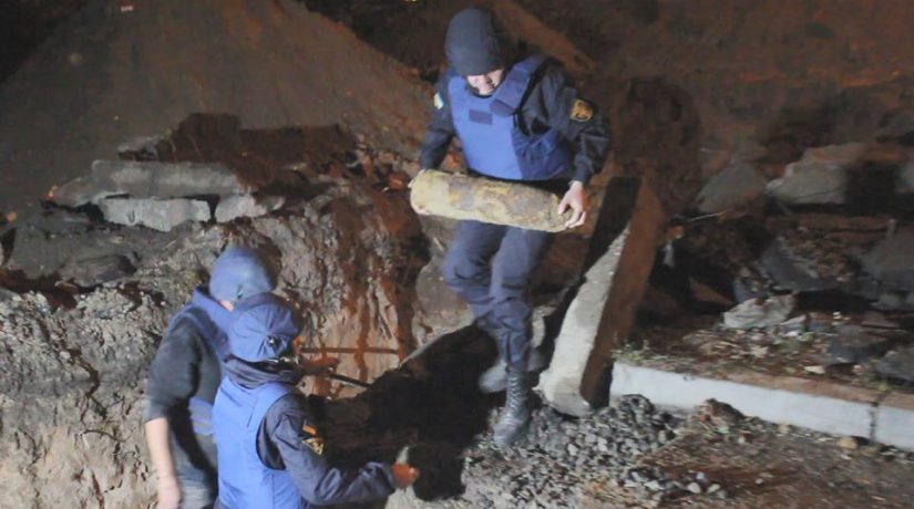 спасатели откапывают боеприпасы возле Шулявского моста