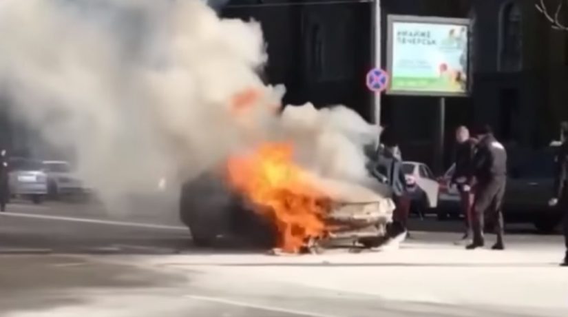 В Соломенском районе во время движения загорелся автомобиль такси
