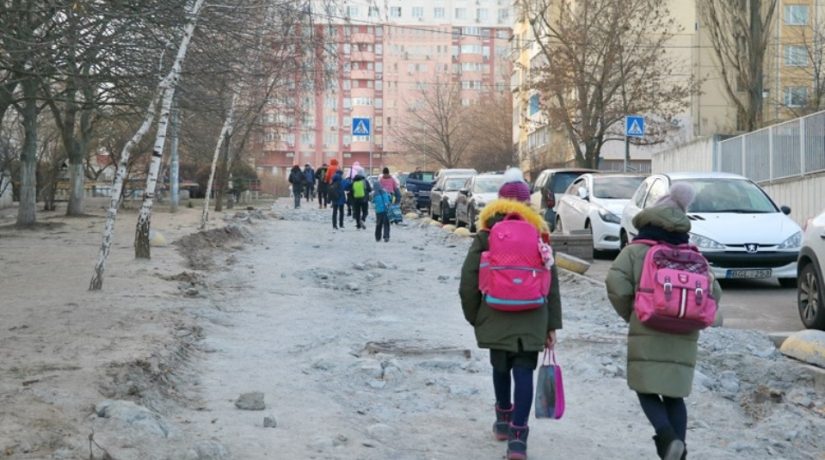 В Соломенском районе строят первый в Киеве «теплый» тротуар