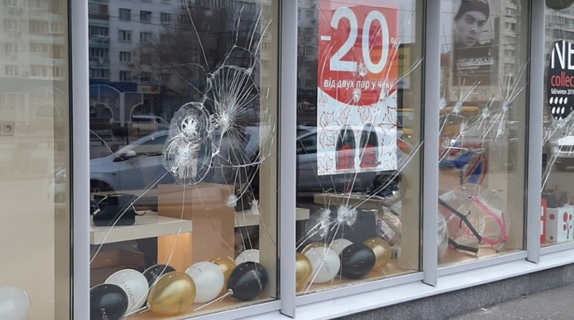 На проспекте Победы расстреляли витрину обувного магазина