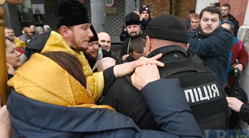 Сторонники Филарета ворвались в киевский суд и разбили стекло