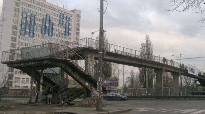 Пешеходный мост на проспекте Комарова закрыли на ремонт
