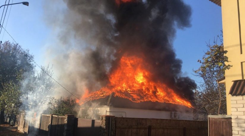 В Печерском районе сгорел частный жилой дом