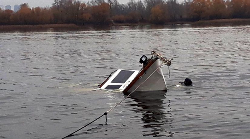 На реке в Облонском районе затонула яхта