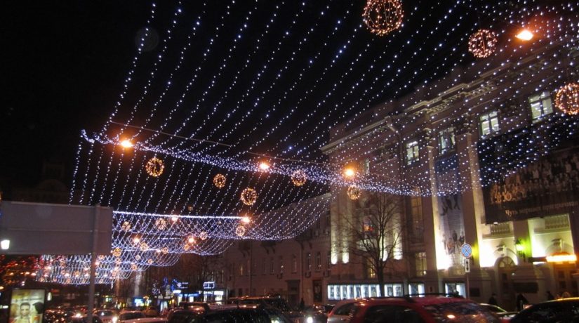 Киев начали украшать праздничной новогодней иллюминацией