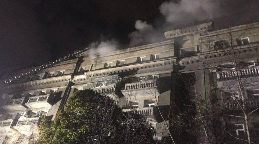 В центре Киева произошел масштабный пожар в жилом доме