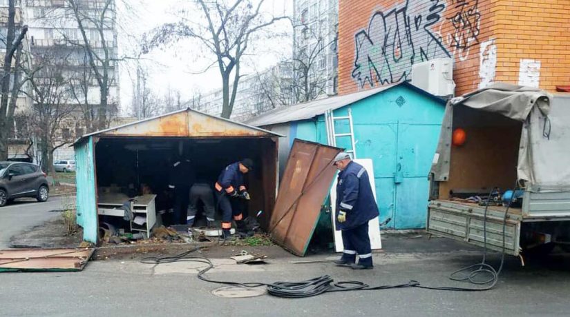 На улице Березняковской демонтировали незаконные гаражи