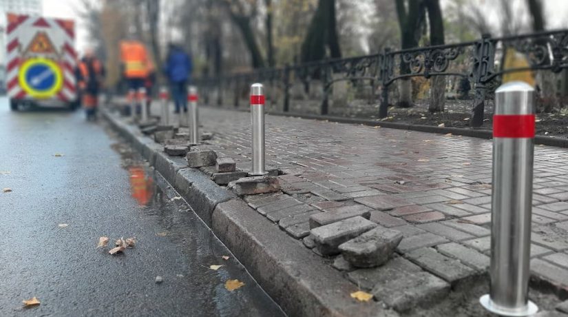 На улице Грушевского установили антипарковочные столбики
