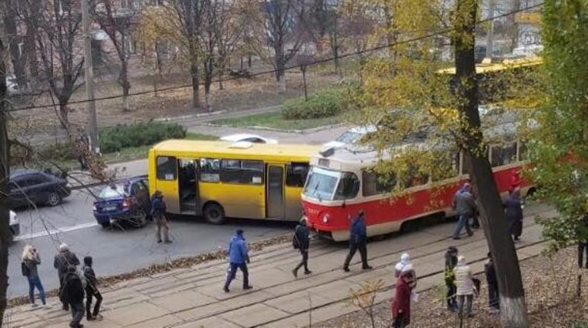 На улице Кирилловской столкнулись маршрутка, трамвай и автомобиль