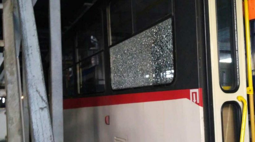 Неизвестные обстреляли новый скоростной трамвай в Киеве