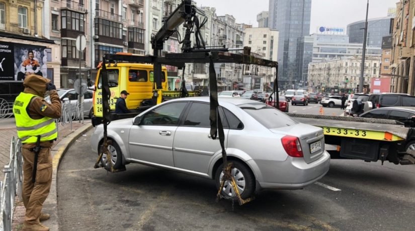 Опубликовано видео, как эвакуируют авто, припаркованные в запрещенных местах