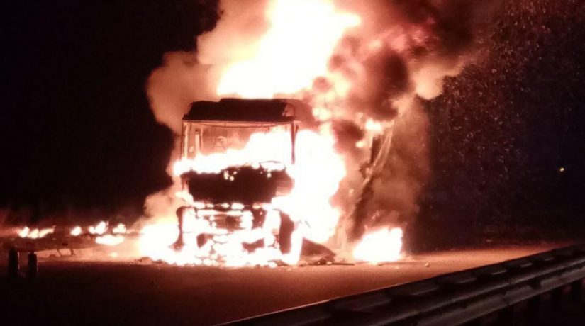 Под Киевом из-за возгорания грузовика в ДТП попали автомобили полиции и ГСЧС