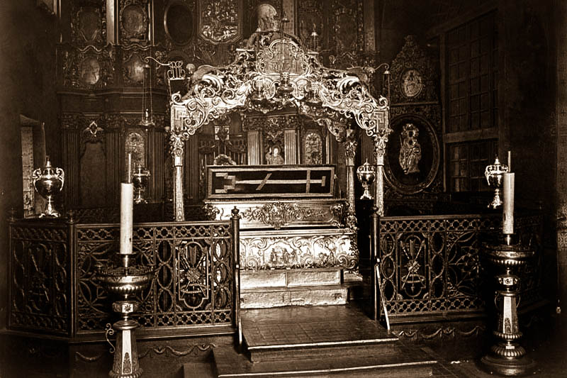 Рака с мощами Святой Варвары в Михайловском соборе, 1872 год. Фото: Википедия