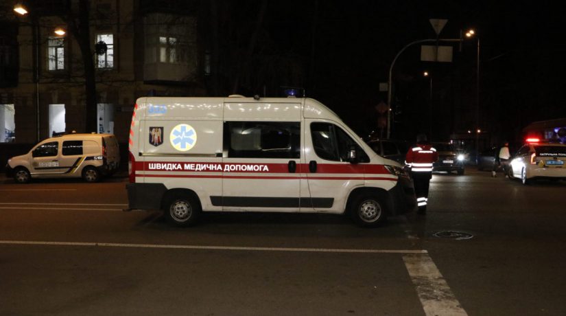 Неизвестные обстреляли автомобиль в центре Киева, погиб ребенок