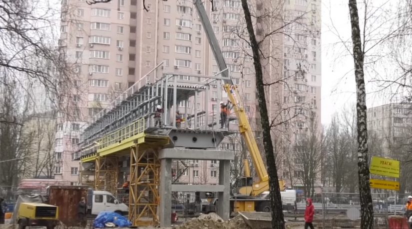 Как строят пешеходные мосты над Борщаговской линией скоростного трамвая – видео