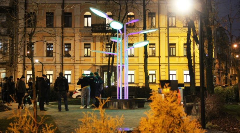 В Киеве открыли экопарк с солнечными батареями и светящимся арт-деревом