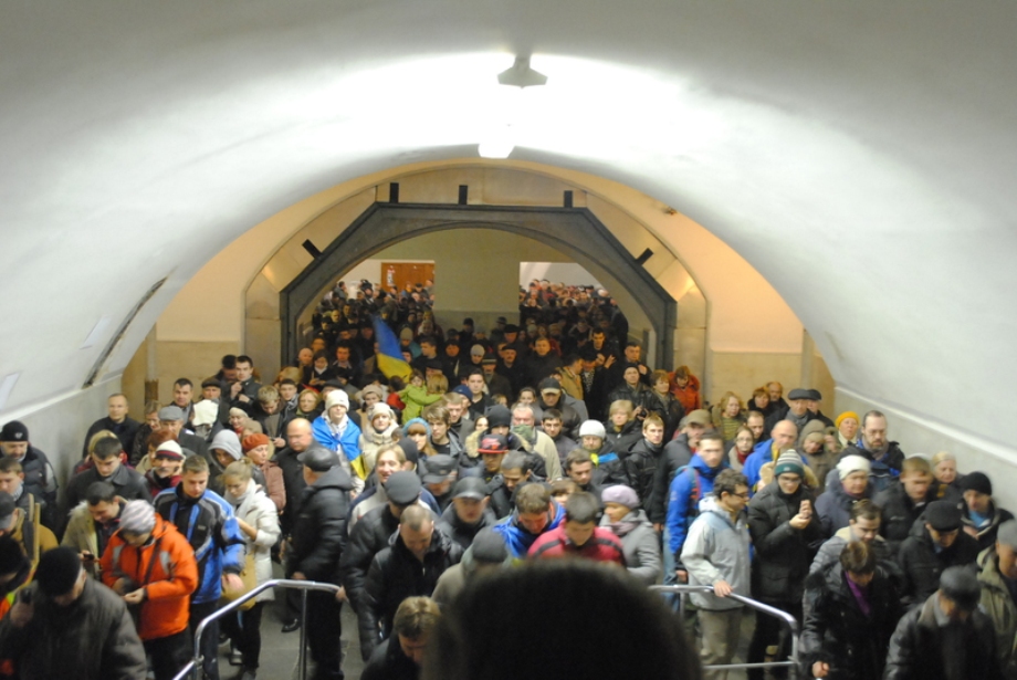 Киев закроют. Майдан Незалежности (станция метро). Станция метро Майдан Незалежности Киев. Станция метро Майдан Незалежности концерт. Станция метро площадь независимости Киев.