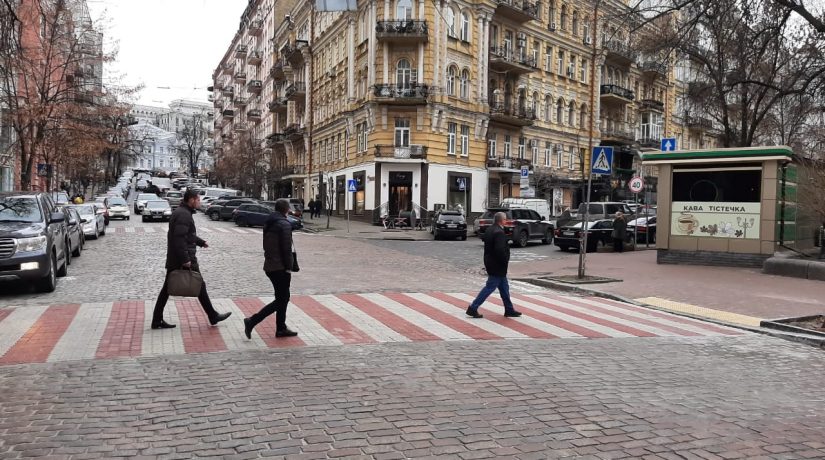 На улице Городецкого появился пешеходный переход из цветной брусчатки