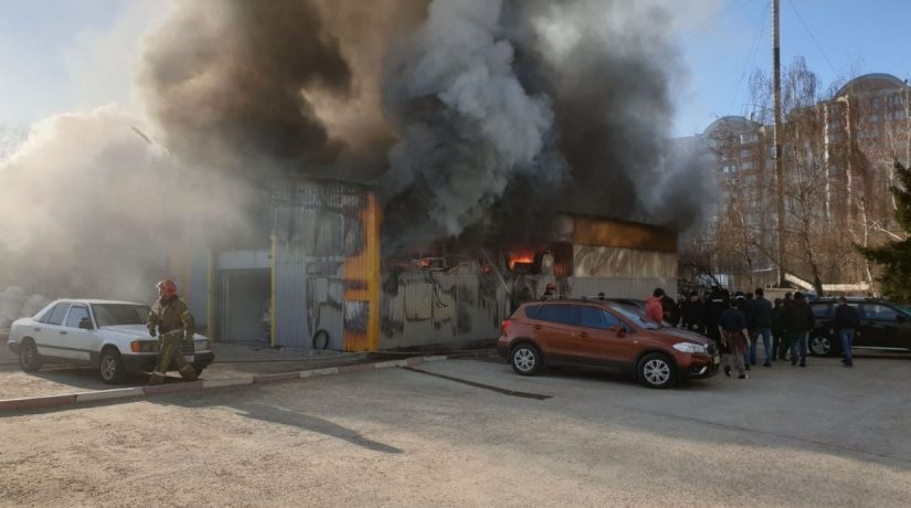 На территории фабрики по проспекту Победы горел ангар