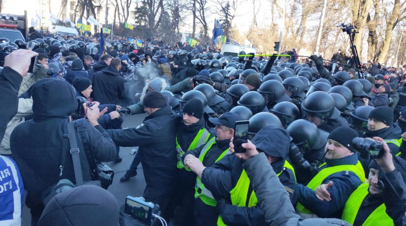 Столкновения возле Верховной Рады: пострадали полицейские и журналисты