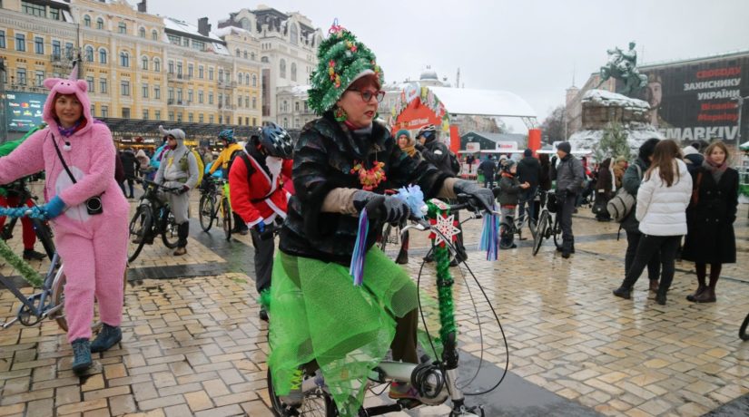 По Киеву проехал первый праздничный велопарад. Как вам костюмы участников?
