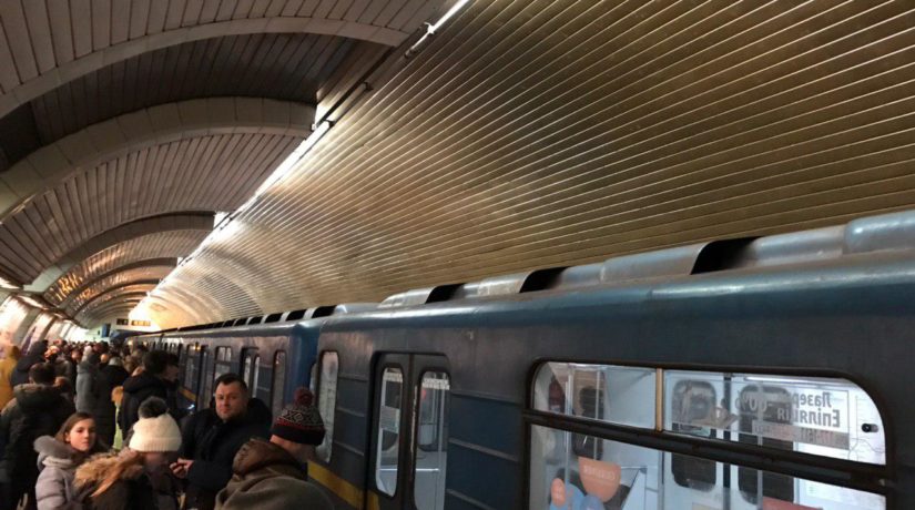 Сбой в метро: пассажиров высадили на станциях и остановили движение поездов