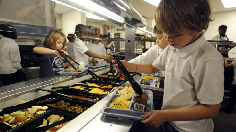 Шведский стол, фрукты, йогурты – так питаются дети уже в 190 школах Киева