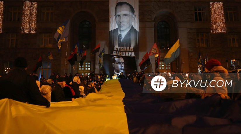 Барабанный бой и огромный флаг Украины. В Киеве прошел марш в честь Степана Бандеры