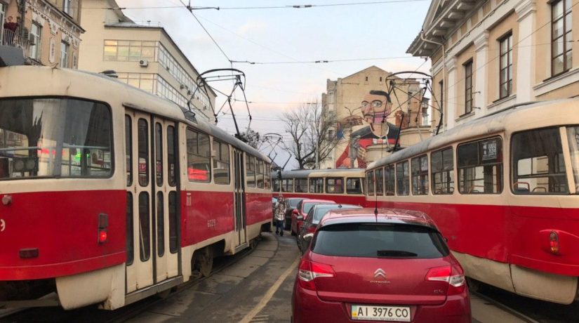 На Подоле — «парад трамваев». Причина огромной пробки на Межигорской
