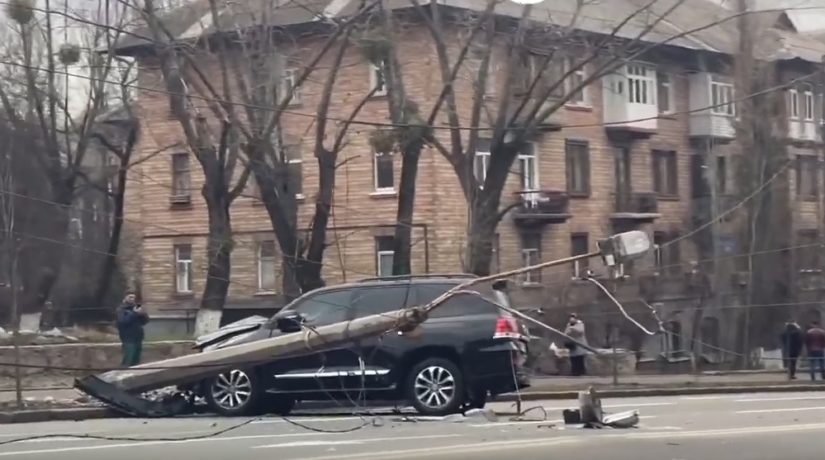 На улице Бойчука водитель внедорожника снес электроопору – движение затруднено