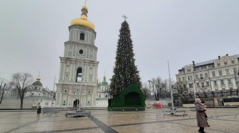 На Софийской площади демонтируют новогоднюю елку
