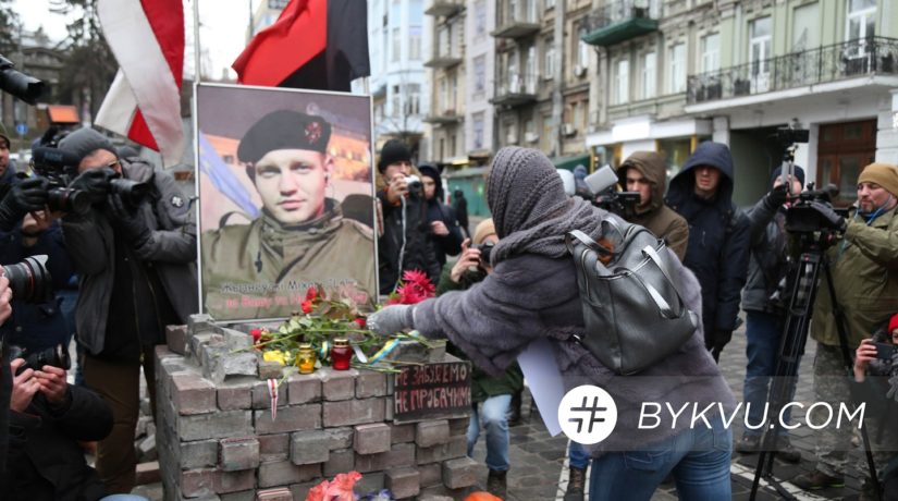 Первая кровь Майдана: на место гибели Героев Небесной сотни принесли цветы и свечи