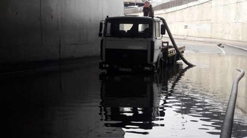 В Киеве снова затопило тоннель возле автостанции “Выдубичи”