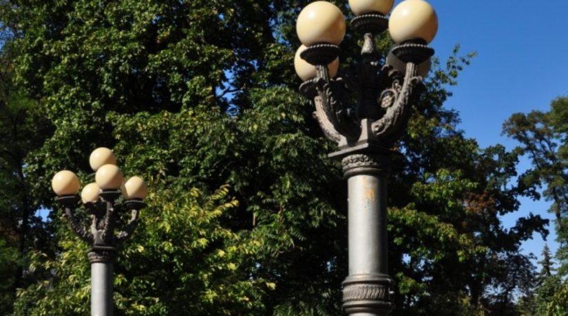 Скандал с заменой старинных фонарей в Мариинском парке – ответ коммунальщиков