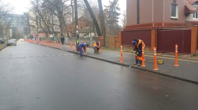 Где в Киеве установили антипарковочные “оранжевые столбики” – локации