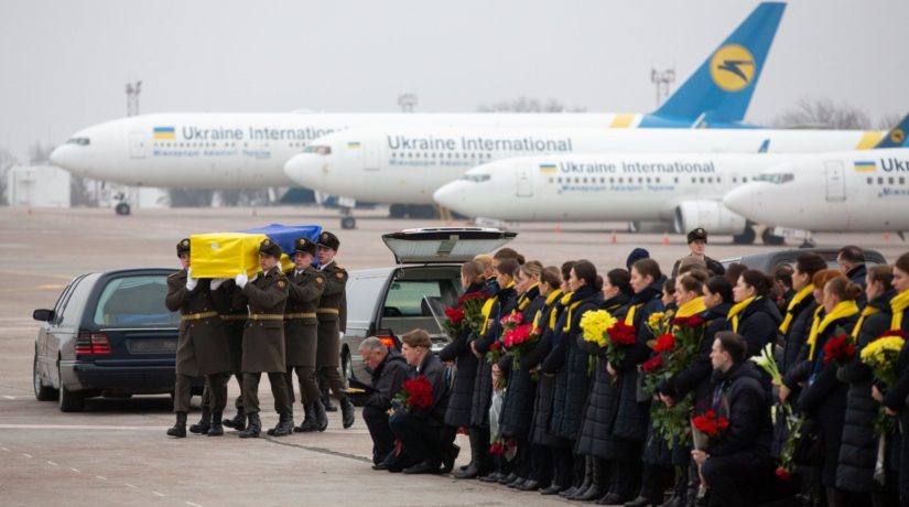 Слезы и боль. В аэропорту “Борисполь” прощаются с погибшими украинцами