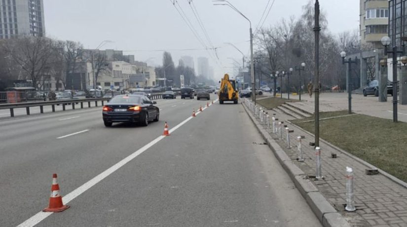В Соломенском районе обезопасили тротуары от недобросовестных водителей