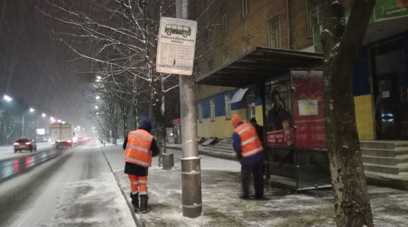 В Киеве с ночи чистят снег и обрабатывают дороги жидкими хлоридами