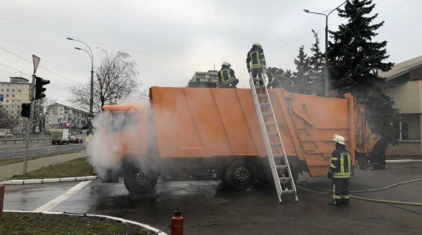 В Киеве водитель горящего мусоровоза сам приехал к пожарным