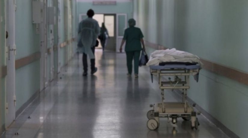 Нечем было спасать: в столичной больнице под кабинетом врача умер мужчина