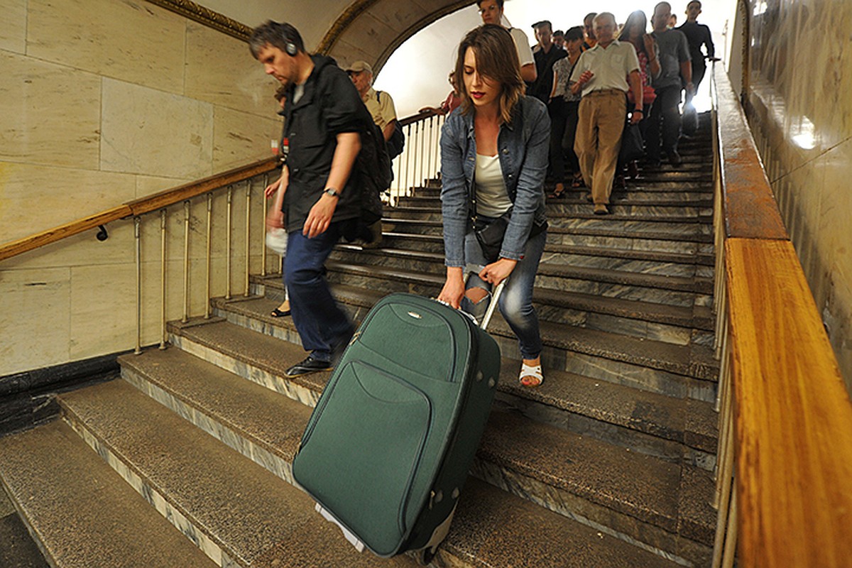 Развлечения на вокзалах. Девушка с чемоданом. В метро с чемоданом. Фотосессия в метро с чемоданом. Человек с чемоданом в метро.