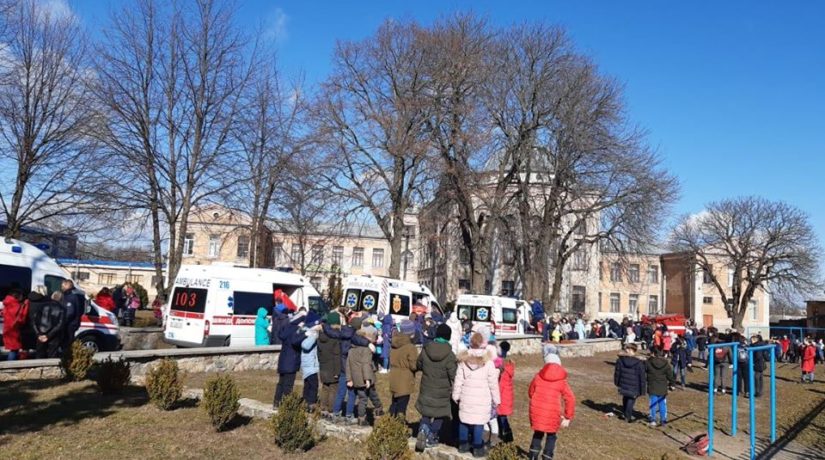 В Киевской области 16 детей попали в больницу после распыления газа в школе