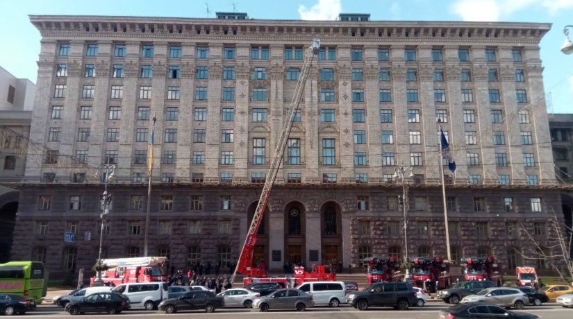 Спасатели Киева получили технику для высотных работ и дыхательные аппараты