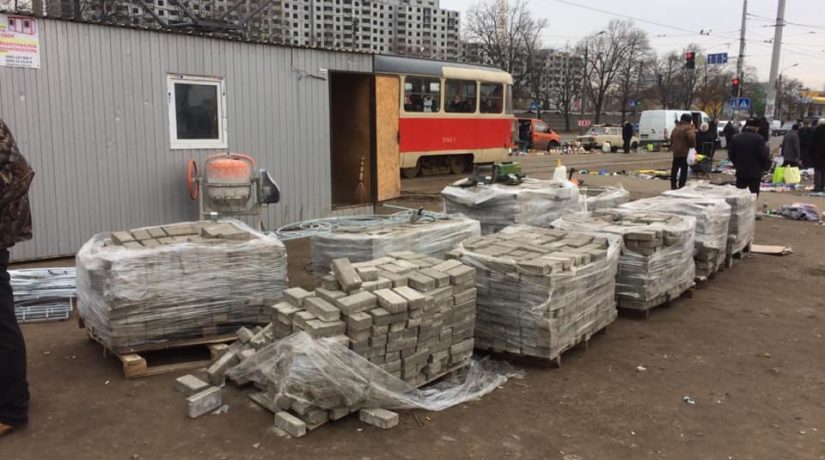 Будет общественное пространство: Петропавловскую площадь очистят от блошиного рынка