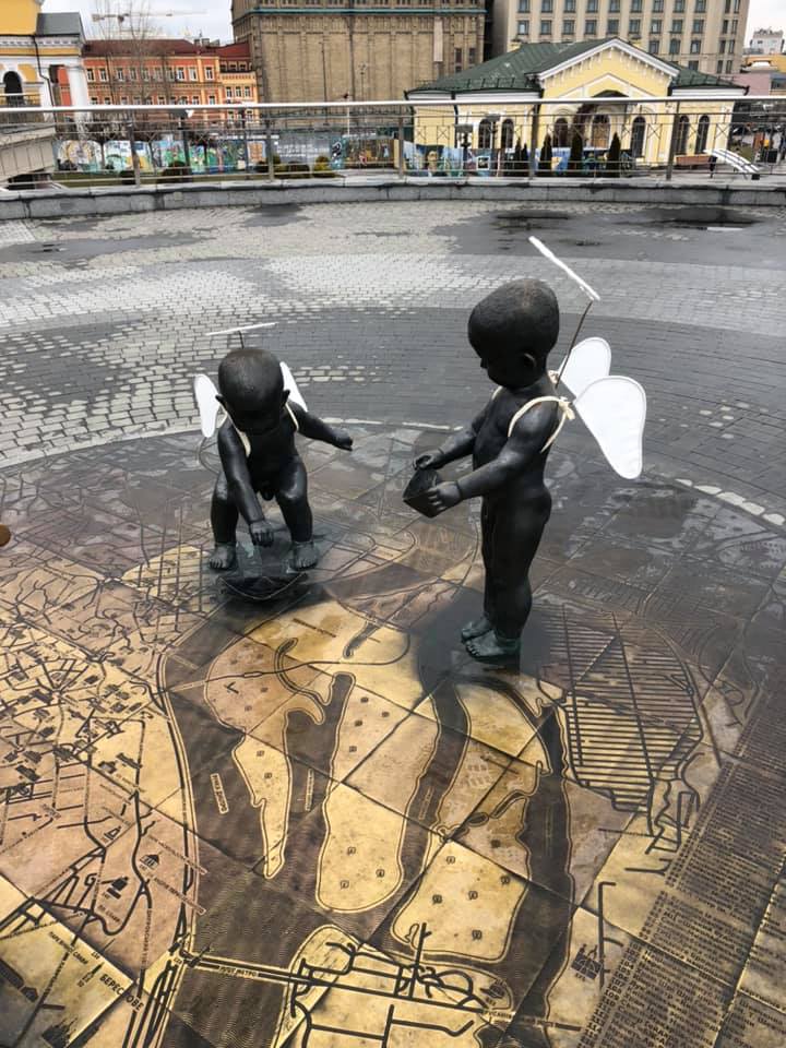 Почтовая площадь, скульптуры детей