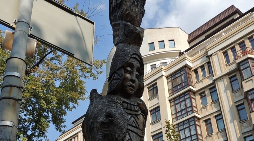 В центре Киева спилили деревянную скульптуру