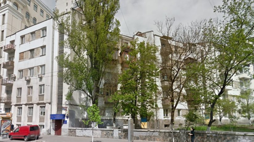 К памятке архитектуры в Киеве достраивают незаконные балконы