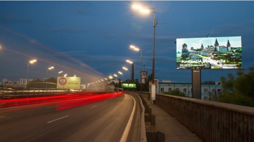 Водители предлагают запретить установку LED-экранов вдоль дорог, а существующие – перенести